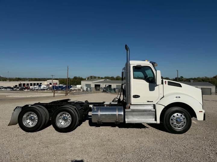 2022 Kenworth T880 Day Cab, exterior photo 2
