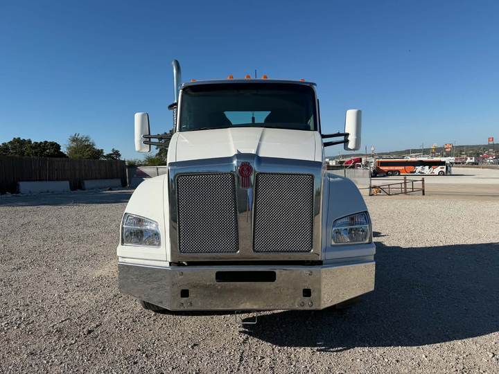 2022 Kenworth T880 Day Cab, exterior photo 3