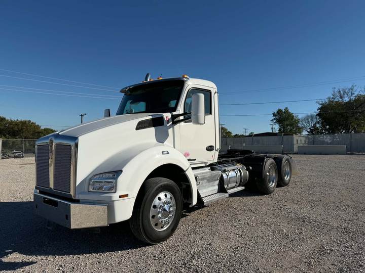 2022 Kenworth T880 Day Cab, exterior photo 4