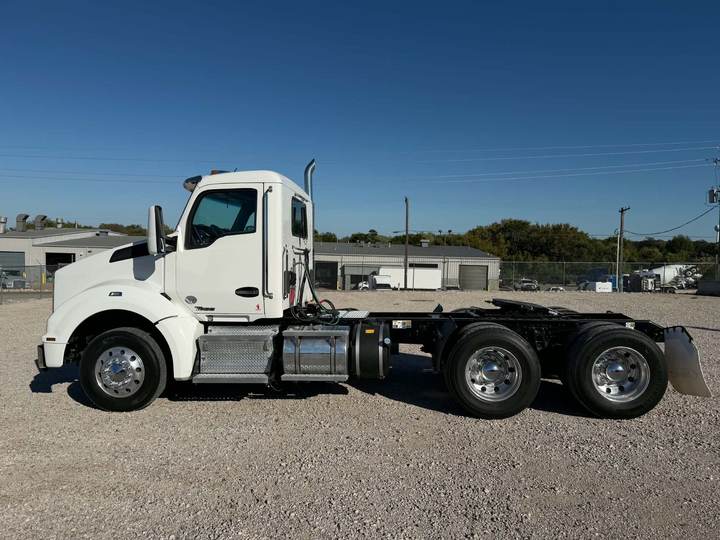 2022 Kenworth T880 Day Cab, exterior photo 5