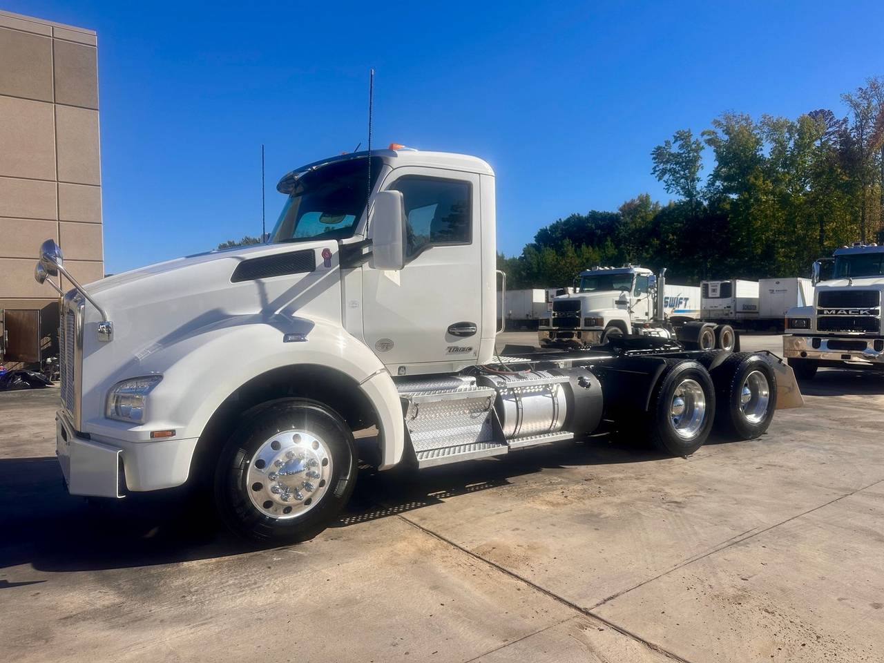 2022 Kenworth T880 Day Cab, exterior photo 1