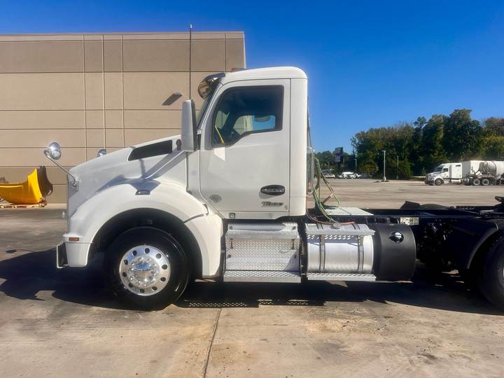 2022 Kenworth T880 Day Cab, exterior photo 2