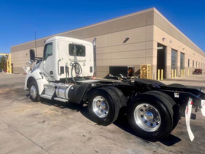 2022 Kenworth T880 Day Cab, exterior photo 3