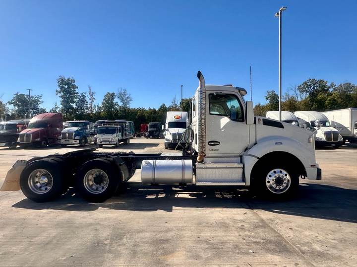 2022 Kenworth T880 Day Cab, exterior photo 5