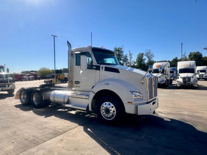 2022 Kenworth T880 Day Cab, exterior photo 6