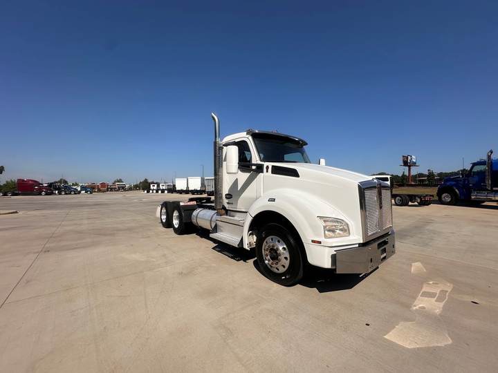2022 Kenworth T880 Day Cab, exterior photo 1