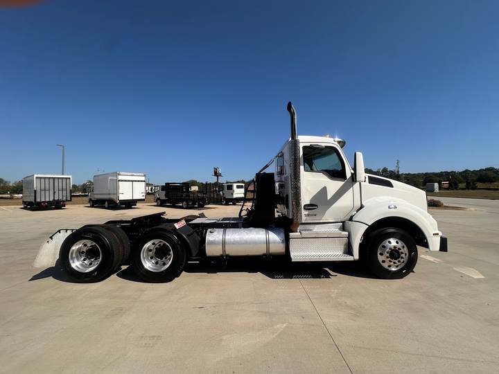 2022 Kenworth T880 Day Cab, exterior photo 2