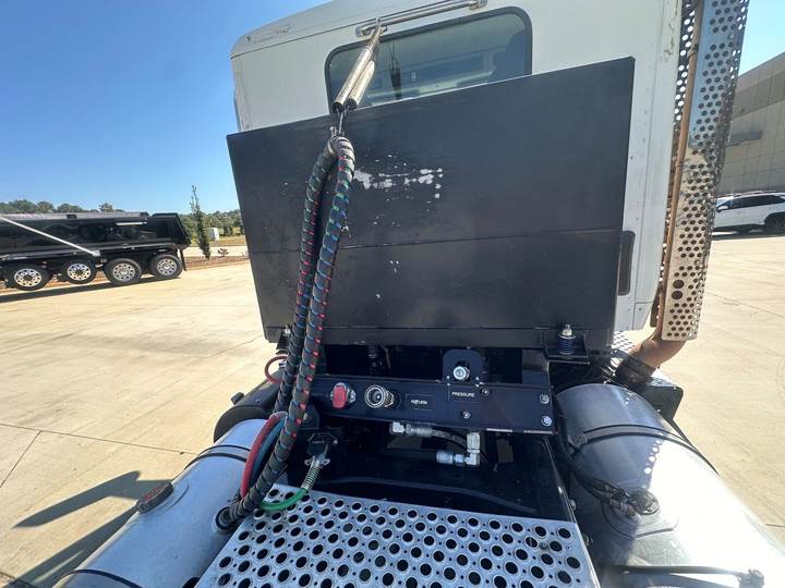 2022 Kenworth T880 Day Cab, exterior photo 3
