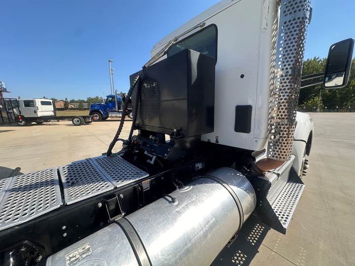 2022 Kenworth T880 Day Cab, exterior photo 4