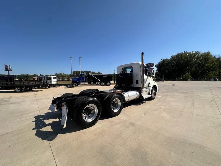 2022 Kenworth T880 Day Cab, exterior photo 5