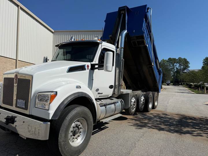 2022 Kenworth T880 Quad Axle Dump Truck, exterior photo 3