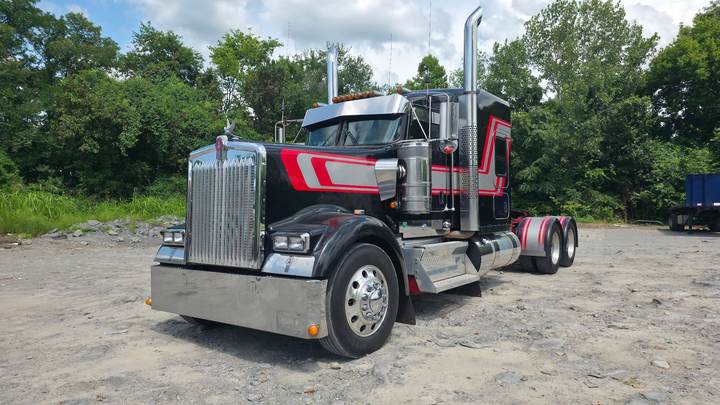2022 Kenworth W900L 72" Flat Top Sleeper, exterior photo 2