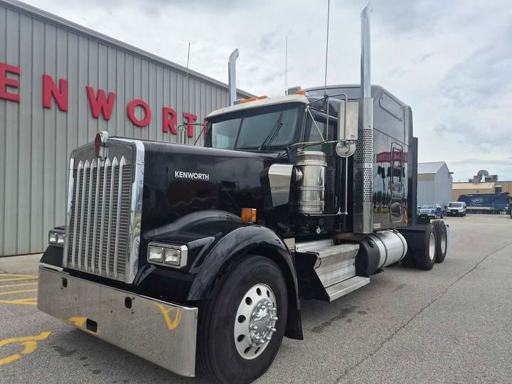 2022 Kenworth W900L 86" Studio Sleeper, exterior photo 2
