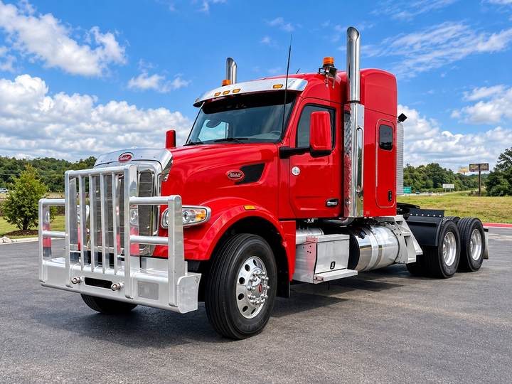 2022 Peterbilt 567 58" Mid Roof Sleeper, exterior photo 2