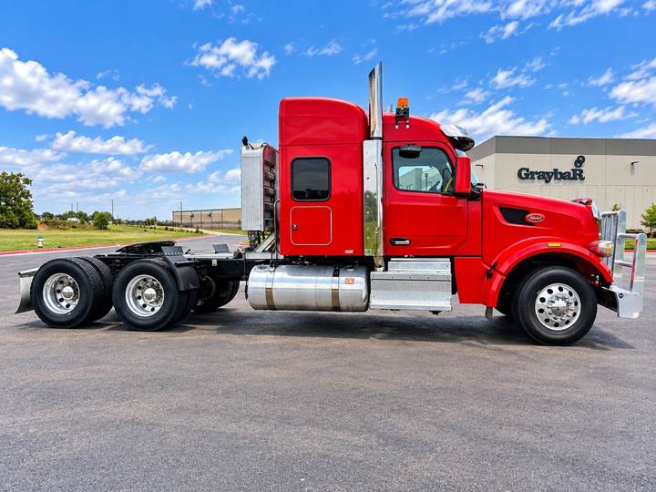 2022 Peterbilt 567 58" Mid Roof Sleeper, exterior photo 4