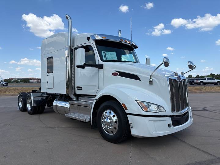 2022 Peterbilt 579 72" Mid Roof Sleeper, exterior photo 1