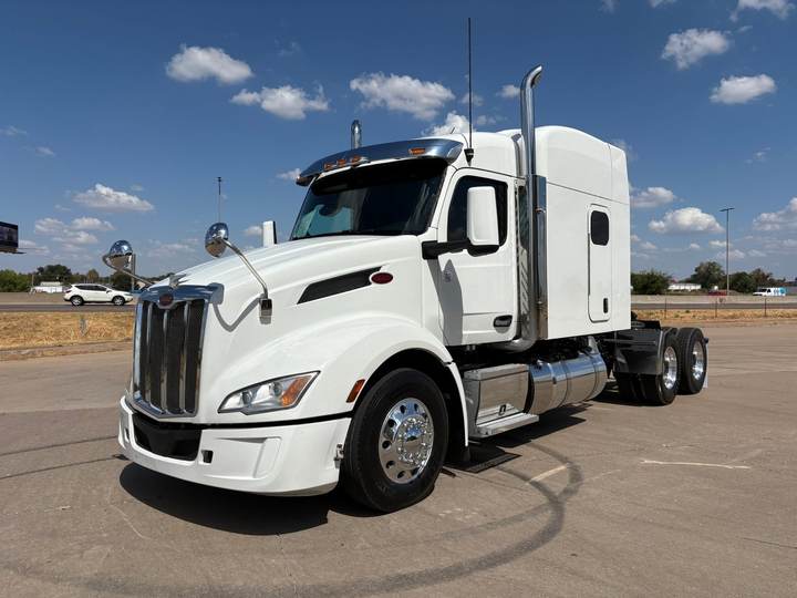 2022 Peterbilt 579 72" Mid Roof Sleeper, exterior photo 2