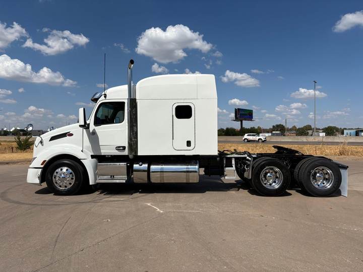 2022 Peterbilt 579 72" Mid Roof Sleeper, exterior photo 3