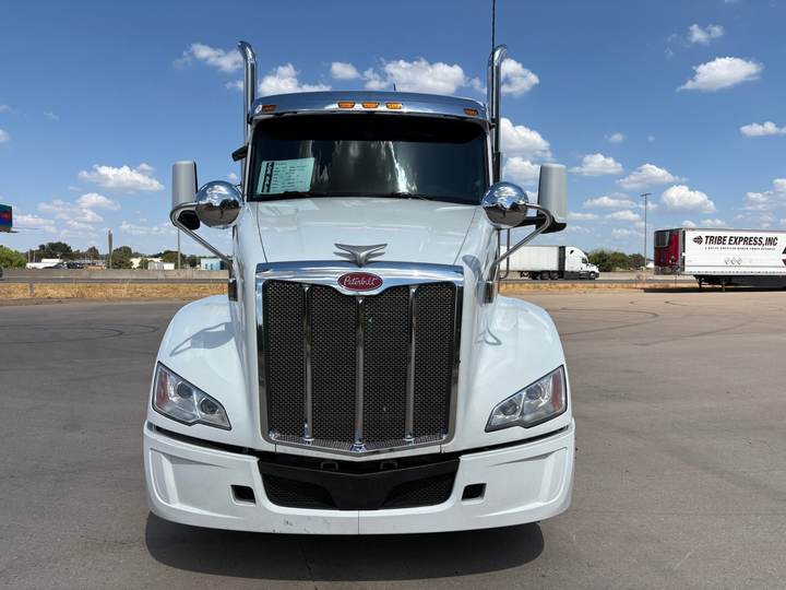 2022 Peterbilt 579 72" Mid Roof Sleeper, exterior photo 5