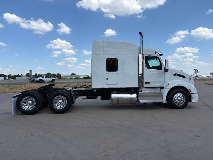 2022 Peterbilt 579 72" Mid Roof Sleeper, exterior photo 6