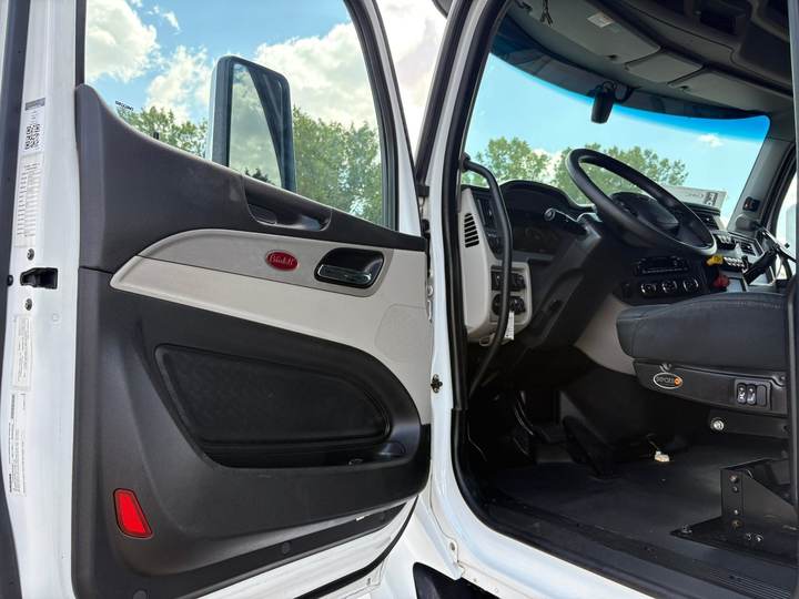 2022 Peterbilt 579 72" Mid Roof Sleeper, interior photo 7
