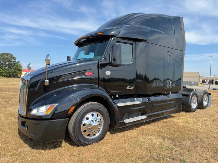 2022 Peterbilt 579 80" Raised Roof Sleeper, exterior photo 6