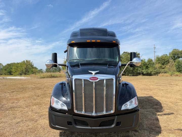2022 Peterbilt 579 80" Raised Roof Sleeper, exterior photo 7