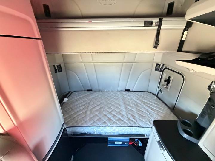 2022 Peterbilt 579 80" Raised Roof Sleeper, interior photo 8