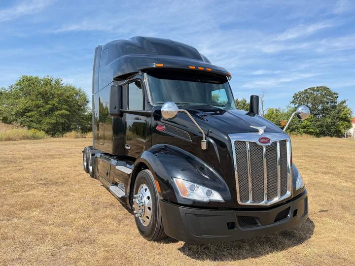 2022 Peterbilt 579 80" Raised Roof Sleeper, exterior photo 1