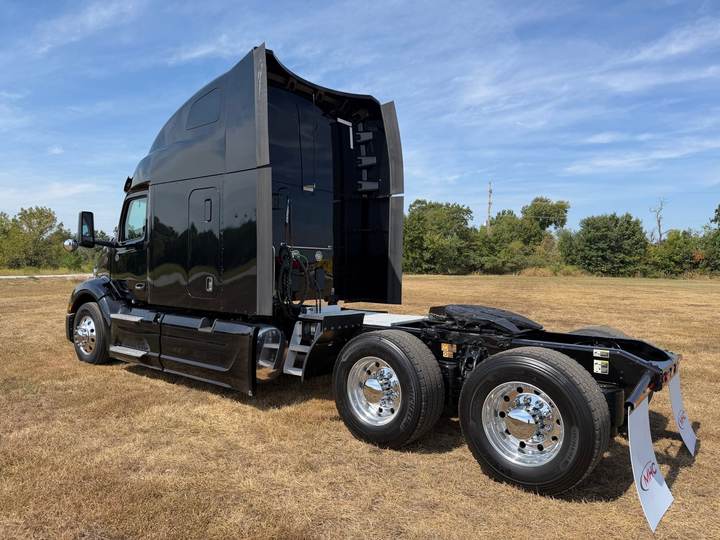 2022 Peterbilt 579 80" Raised Roof Sleeper, exterior photo 4