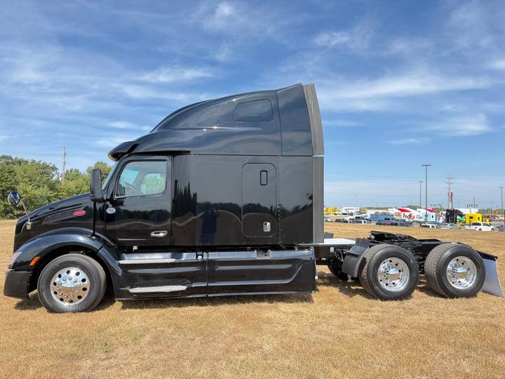 2022 Peterbilt 579 80" Raised Roof Sleeper, exterior photo 5
