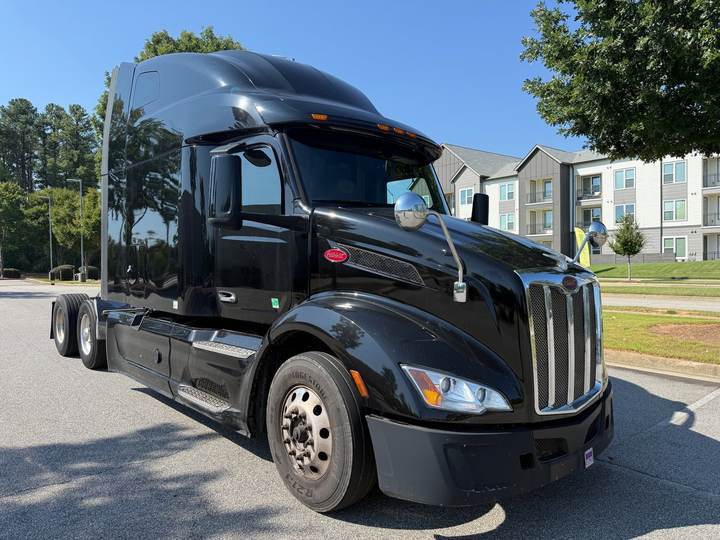 2022 Peterbilt 579 80" Raised Roof Sleeper, exterior photo 1