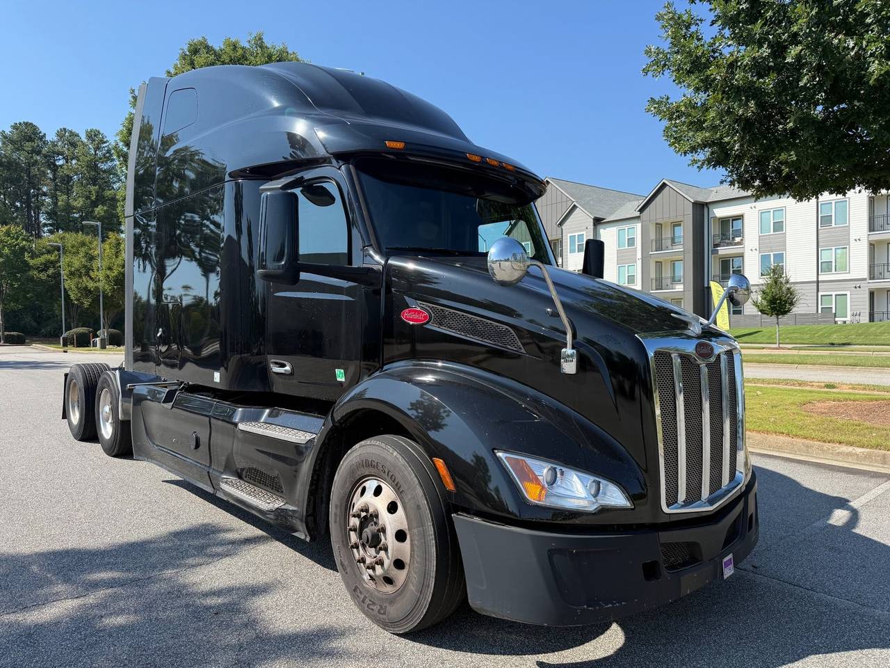 2022 Peterbilt 579 80" Raised Roof Sleeper, exterior photo 1