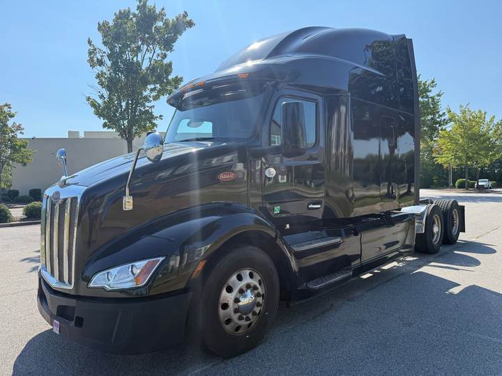 2022 Peterbilt 579 80" Raised Roof Sleeper, exterior photo 2