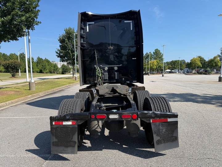 2022 Peterbilt 579 80" Raised Roof Sleeper, exterior photo 3
