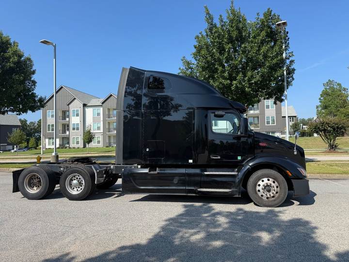 2022 Peterbilt 579 80" Raised Roof Sleeper, exterior photo 5