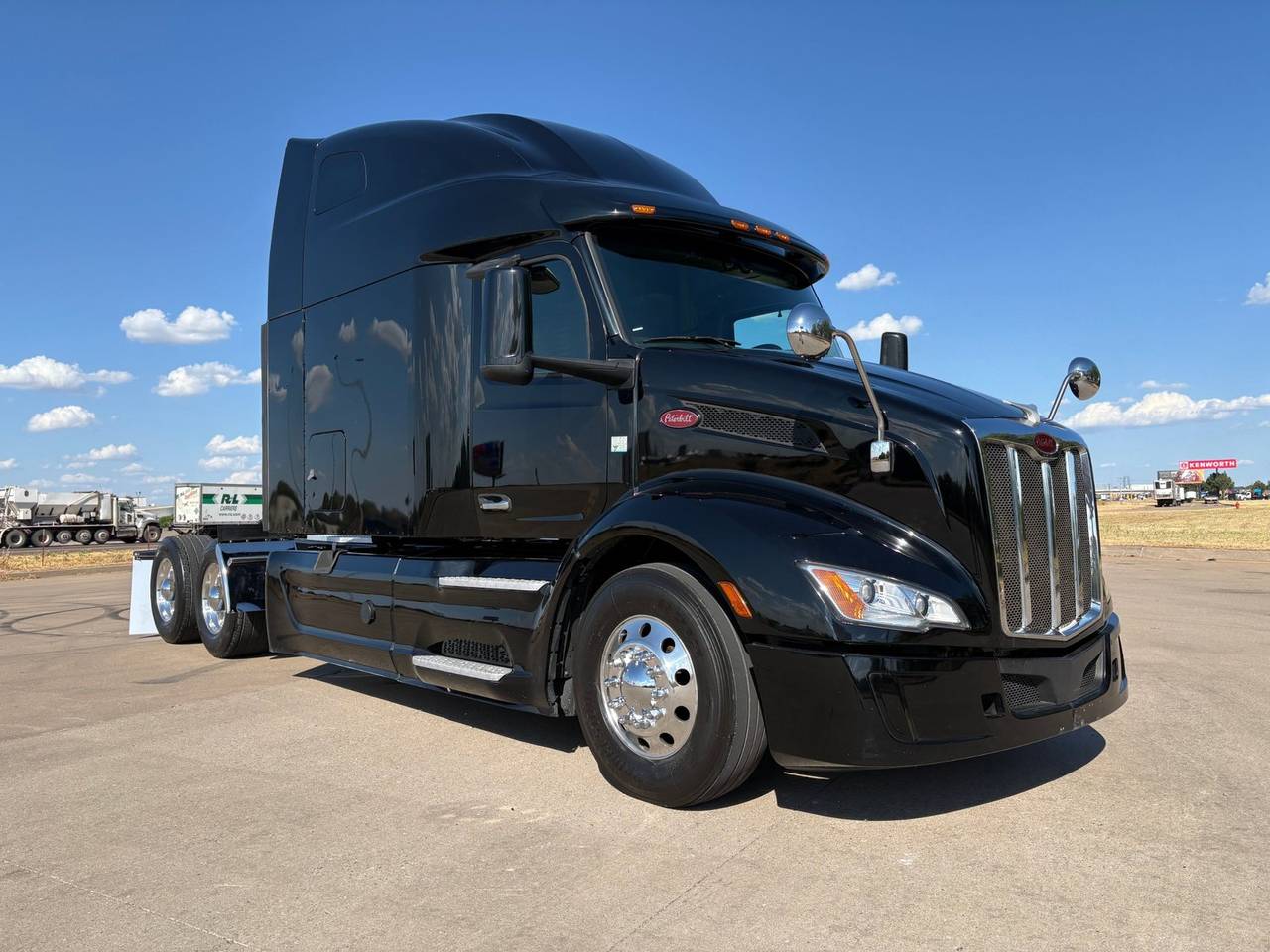 2022 Peterbilt 579 80" Raised Roof Sleeper, exterior photo 1