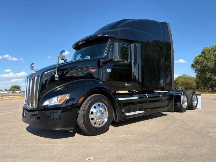 2022 Peterbilt 579 80" Raised Roof Sleeper, exterior photo 2