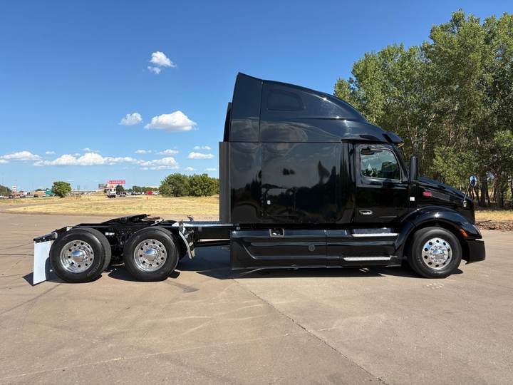 2022 Peterbilt 579 80" Raised Roof Sleeper, exterior photo 3