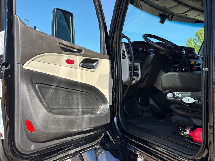 2022 Peterbilt 579 80" Raised Roof Sleeper, interior photo 7