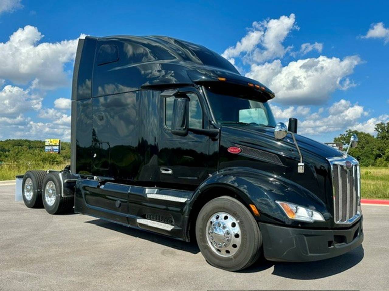 2022 Peterbilt 579 80" Raised Roof Sleeper, exterior photo 1