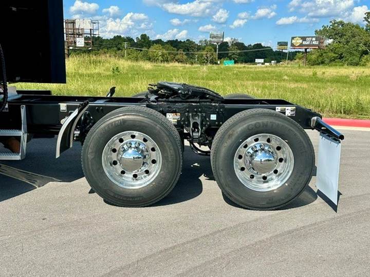2022 Peterbilt 579 80" Raised Roof Sleeper, exterior photo 3