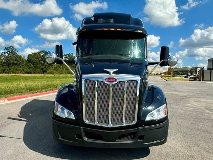 2022 Peterbilt 579 80" Raised Roof Sleeper, exterior photo 4