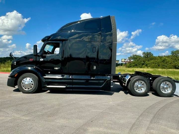 2022 Peterbilt 579 80" Raised Roof Sleeper, exterior photo 5