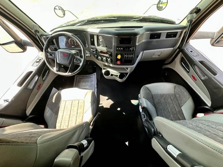2022 Peterbilt 579 80" Raised Roof Sleeper, interior photo 7