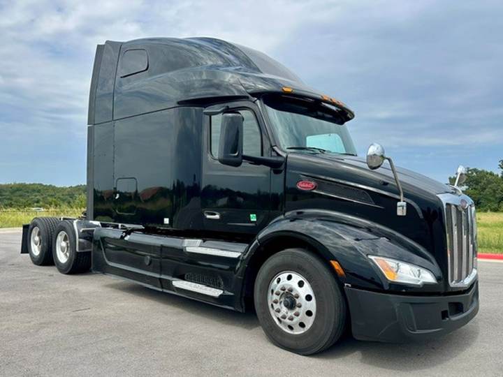 2022 Peterbilt 579 80" Raised Roof Sleeper, exterior photo 1