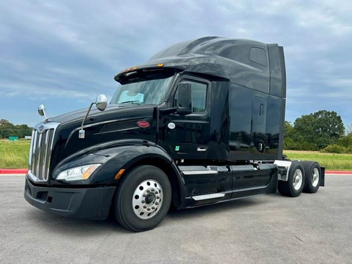 2022 Peterbilt 579 80" Raised Roof Sleeper, exterior photo 2