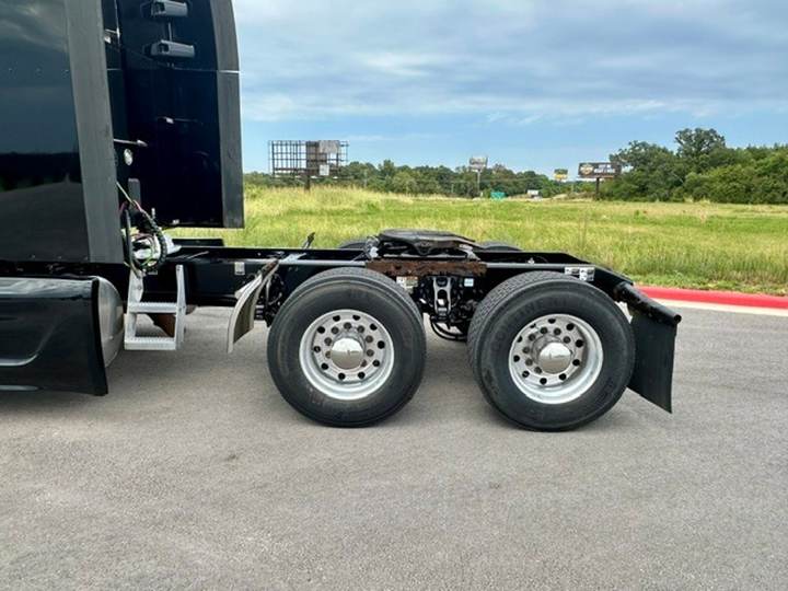 2022 Peterbilt 579 80" Raised Roof Sleeper, exterior photo 3