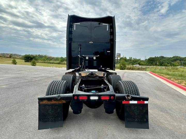 2022 Peterbilt 579 80" Raised Roof Sleeper, exterior photo 4