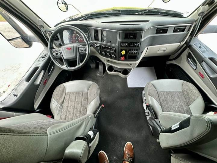 2022 Peterbilt 579 80" Raised Roof Sleeper, interior photo 5
